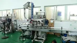 Macchina tappatrice automatica con mandrino per flaconi di detersivo