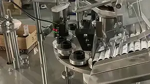 Macchina per il riempimento e la sigillatura di tubi in alluminio