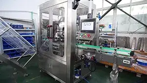 Macchina tappatrice automatica con sistema di inseguimento