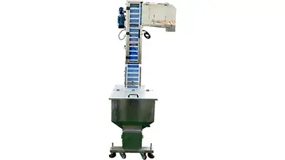 Elevatore e alimentatore automatico di tappi