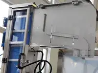 Elevatore e alimentatore automatico di tappi