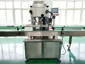 Tappatrice automatica a quattro ruote