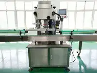 Tappatrice automatica a quattro ruote
