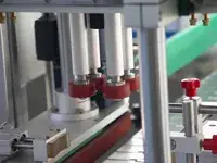 Tappatrice automatica a quattro ruote