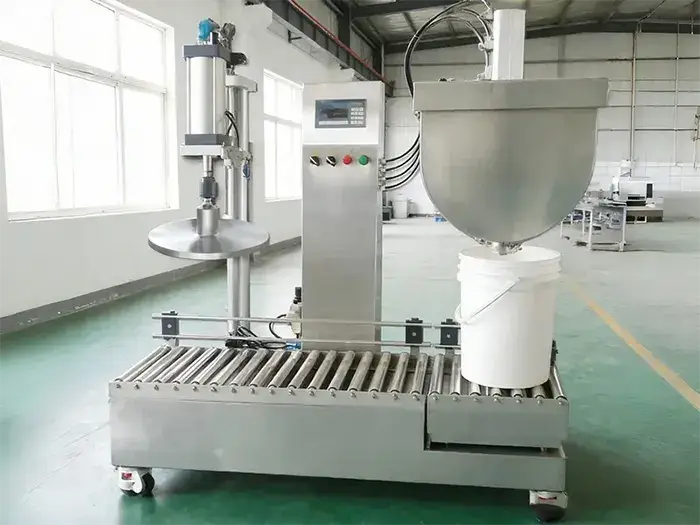 Riempitrice per liquidi in secchi da 10-30 litri