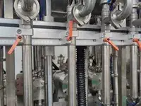 Riempitrice per liquidi con pompa a lobi rotativi