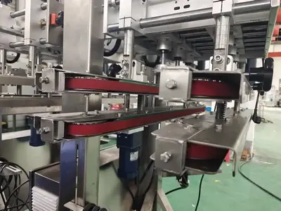 Sistema a nastro con pinze a doppio livello per bottiglie