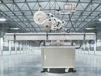 Etichettatrice automatica per l'applicazione superiore
