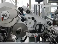 Etichettatrice automatica per l'applicazione superiore
