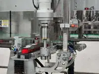 Tappatrice automatica con sistema di inseguimento