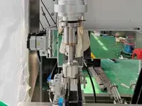 Tappatrice automatica con sistema di inseguimento