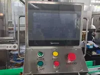 Tappatrice automatica con sistema di inseguimento